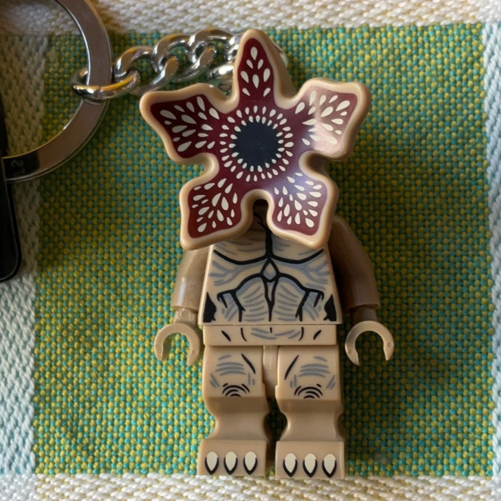 RARE 🪰 LEGO STRANGER THINGS DEMOGORGON  KEY CHAIN 🪰  NWT🪰 - Picture 16 of 16